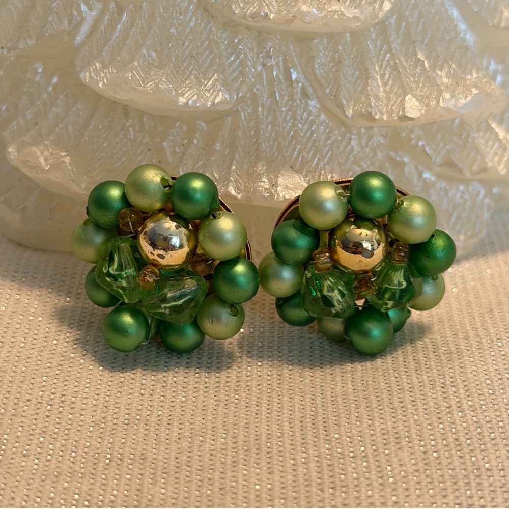 Vintage Green Gold Tone Cluster Earrings Clip On Mid-Century Beaded Jewelry